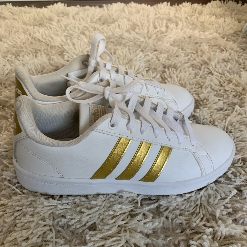 White and gold women’s Adidas superstar size 6.5